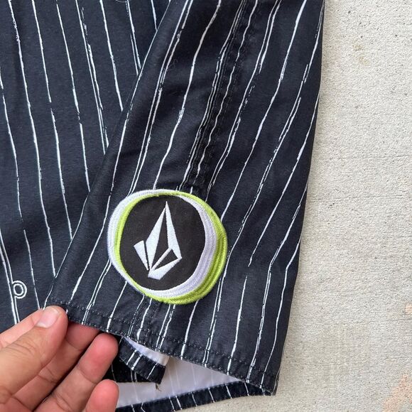 Mens Y2K Volcom cargo style swim trunks black striped size 32 - Picture 3 of 6
